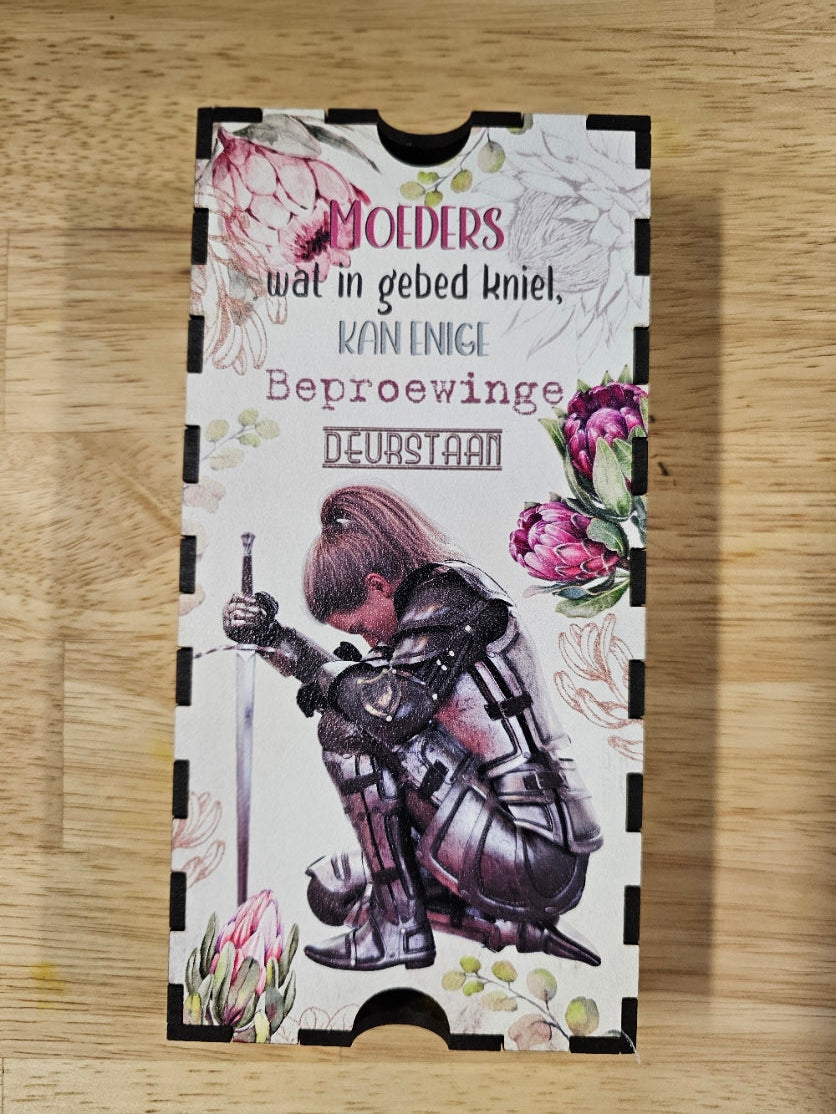Chocolate/trinket gift box - In gebed kniel