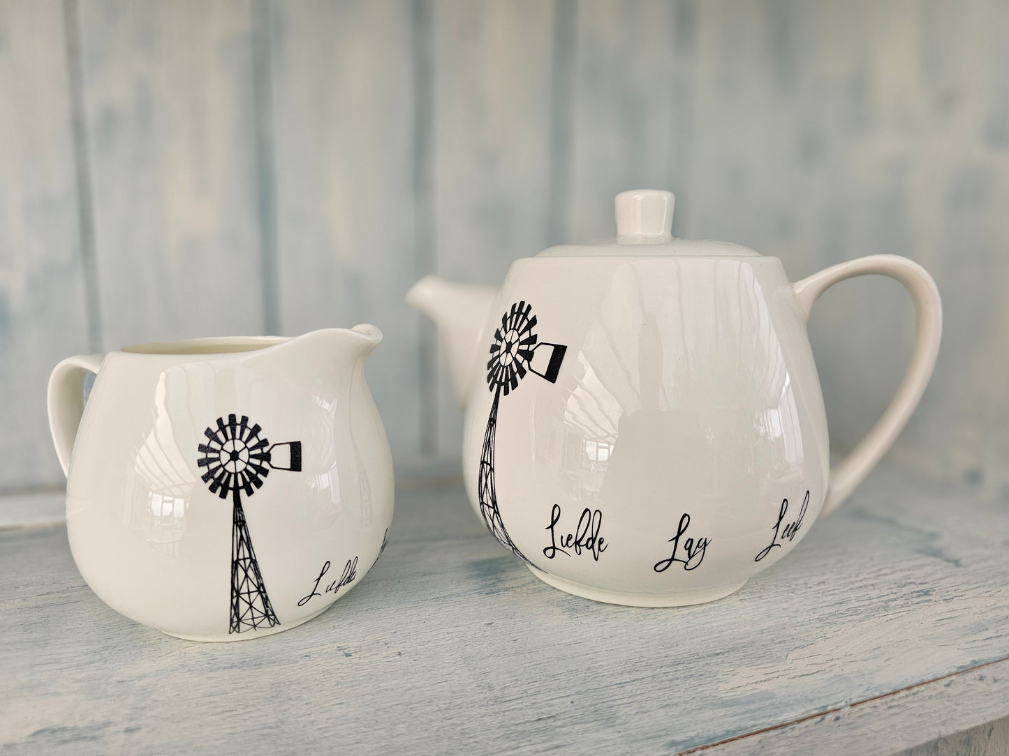 Ceramic Teapot & milk jug Liefde lag leef