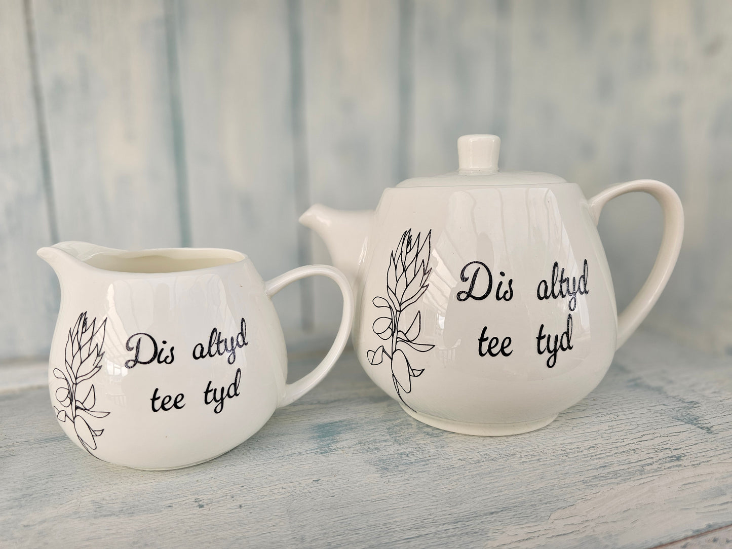 Ceramic Tea pot & milk jug Dis altyd tee tyd