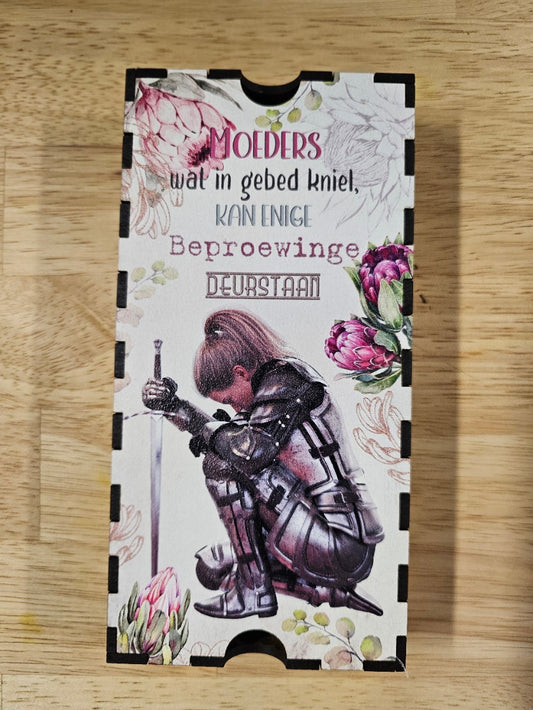 Chocolate/trinket gift box - In gebed kniel