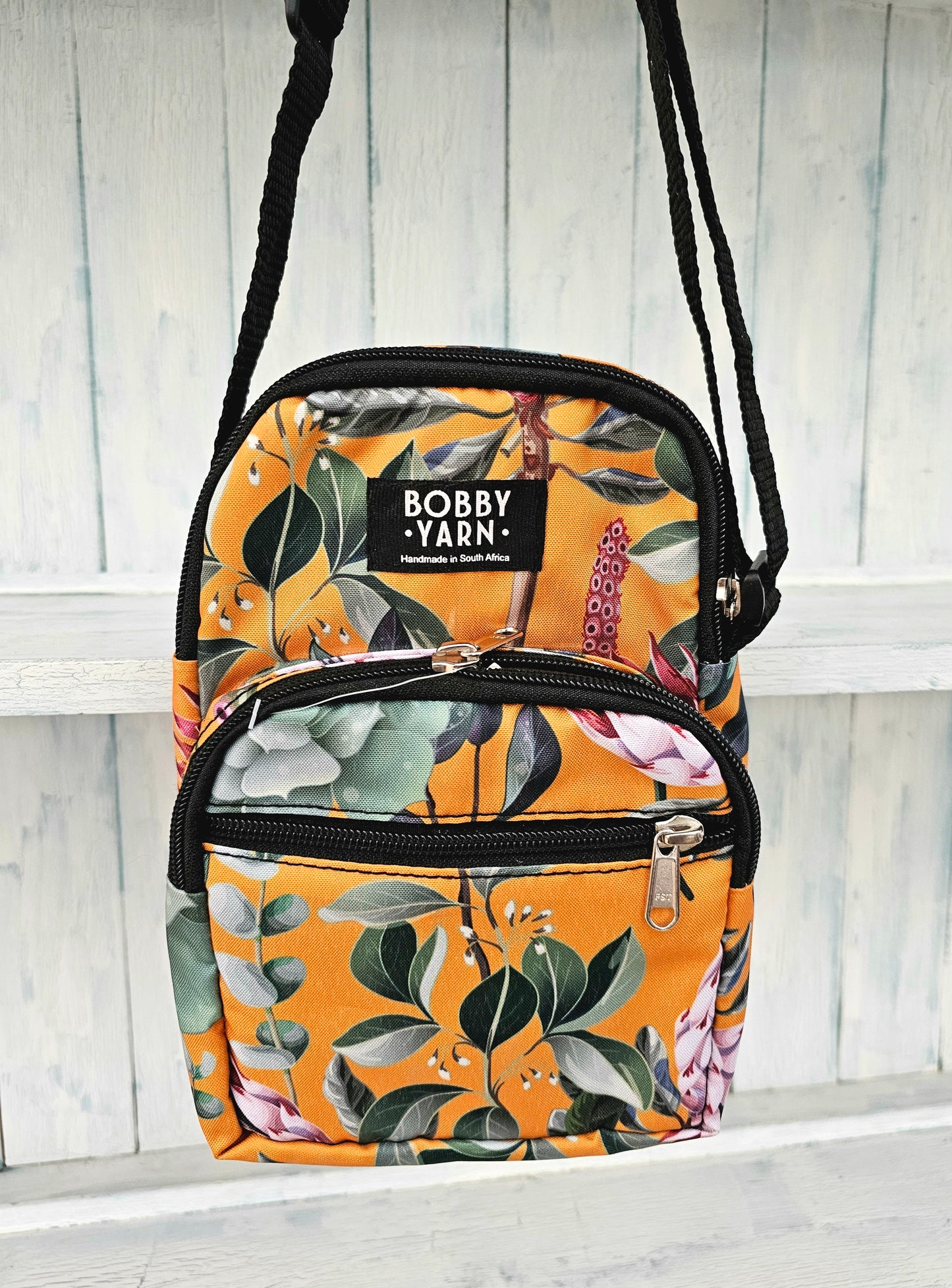 Bobby Yarn 3 zip sling bag