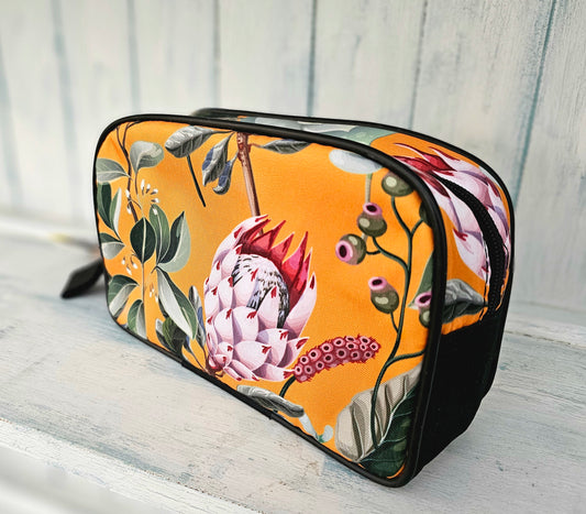 Bobby Yarn toiletry bag