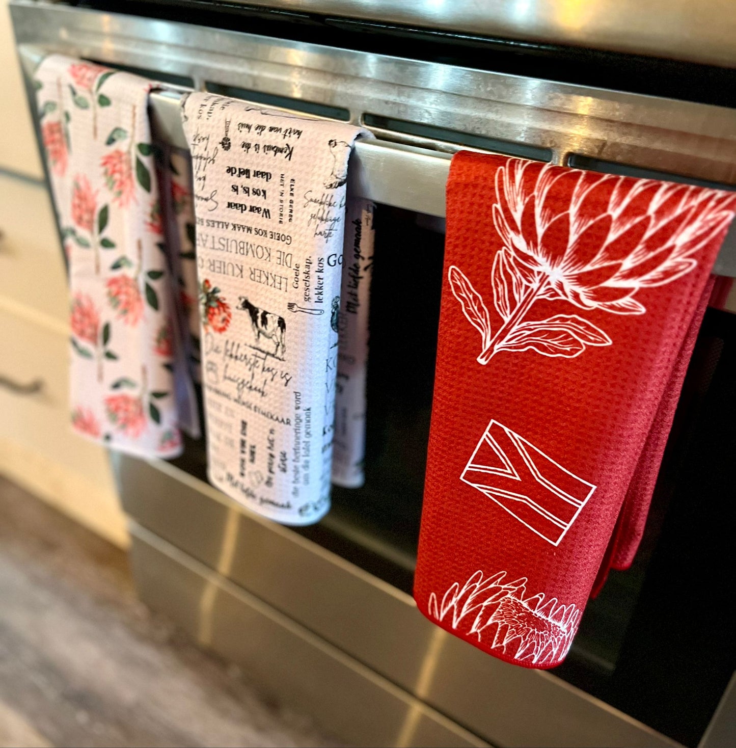 Tea towel - Red & white proteas